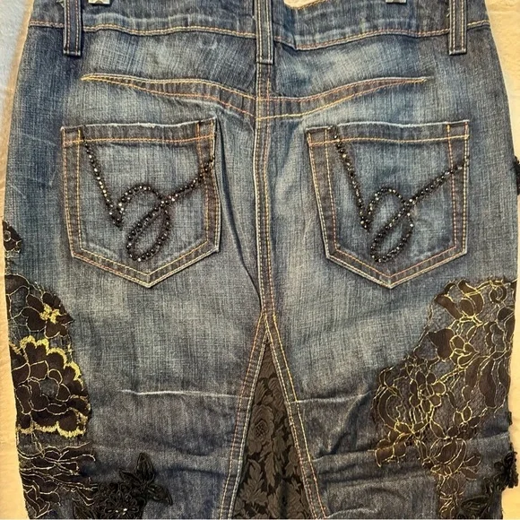 ❣️SOLD ❣️BEBE Lace Appliqué Long Gusset True Indigo Denim Skirt. Size 26. 40”L - Picture 8 of 17